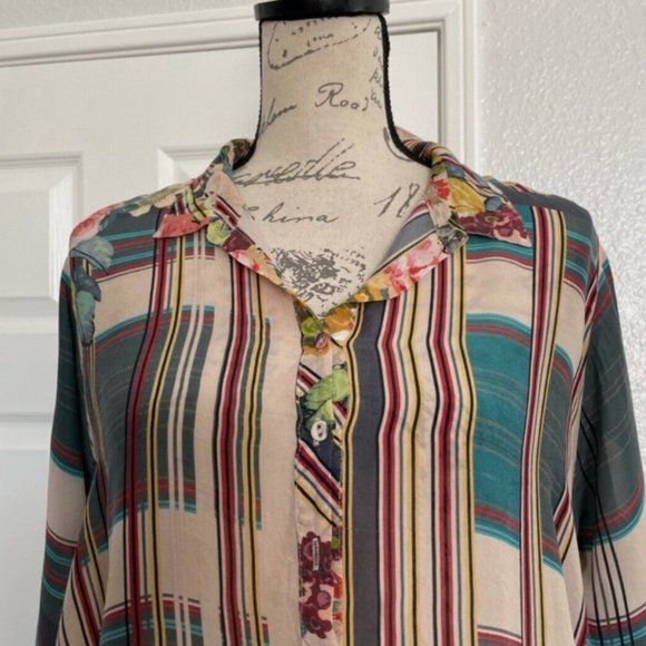 Johnny Was Rayon Blouse XS Lovely Floral Pattern Relax Fit - Picture 7 of 9